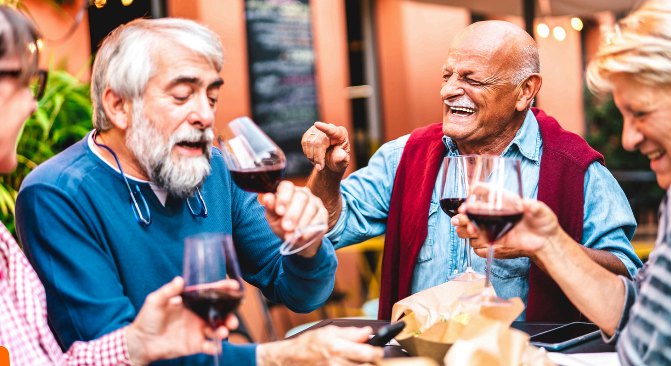 Idosos brindando